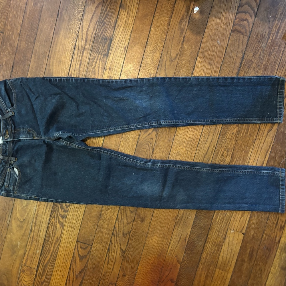 dark wash SO brand jeans.The jeans feature a five-pocket design.